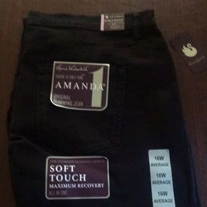 Gloria Vanderbilt slimming jeans. Never worn